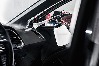 Transportmittelreinigung und -service Bild von einer Transportmittelreinigung an einem Armaturenbrett in einem Auto