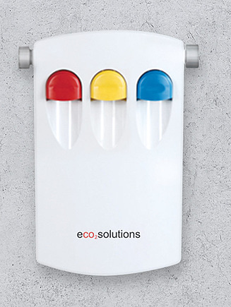 Bild einer Reinigungsmitteldosieranlage mit drei farblich gekennzeichneten Tasten und einem eco2solutions Aufkleber