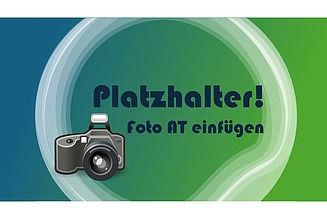 Energiemanagement Foto von einer Mitarbeiterin, die Messungen an einem Schaltschrank durchführt