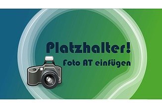 Foto von Mitarbeiter, der an einer Springleranlage steht und in ein Tablet schaut
