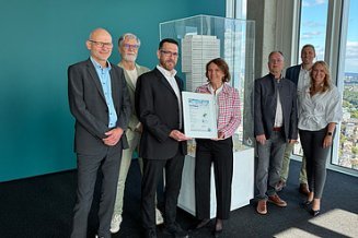 Foto von sieben Menschen von STRABAG PFS, gefma, CA Immo