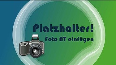 Objektbetreuer Marcel vor einem Bürogebäude