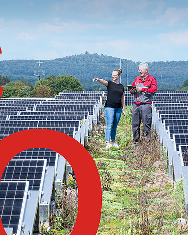 Autarke Energieversorgung und Gebaeudeaumation - eco2energy Bild von einer PV-Anlage auf einem begrünten Dach für eine autarke Energieversorgung und intelligente Gebäudeautomation, weiterhin stehen zwei Menschen auf dem Dach sowie große rote Aufsteller von C, O und 2.