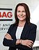 Foto von einer Frau im Businesslook vor einer Wand, auf der STRABAG Property and Facility Services steht
