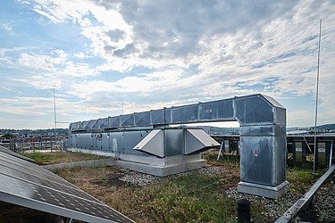 Bild von der Reparatur einer Heizungsanlage durch zwei Mitarbeitende