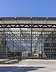 Fortbildungszentrum Mont Cenis BLB NRW Foto von einem großen Gebäude aus Glas und Stahlträgern mit einem großen Vorplatz aus Beton