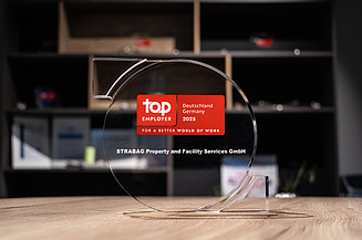 Preis Top Employer 2025 Foto von einem Preis aus Glas, auf dem die Auszeichnung
