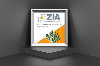 STRABAG PFS ZIA-ESG-Zertifikat Foto von einem Bilderrahmen mit einem Zertifikat, welcher auf einem Podest steht