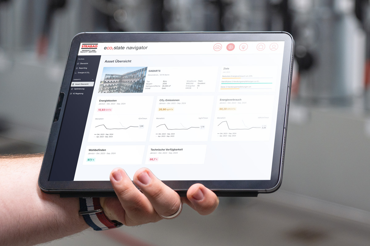 Foto von einer Hand mit einem Tablet, auf dem der eco2state-navigator angezeigt wird.