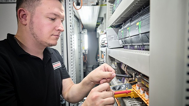 Ein Techniker arbeitet an einem Server-Rack in einem Rechenzentrum