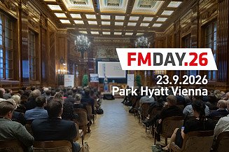 Bild von einer Konferenz, davor Details des FM-Days