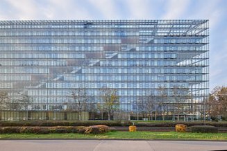 Foto von einem großen Gebäude komplett aus Glas