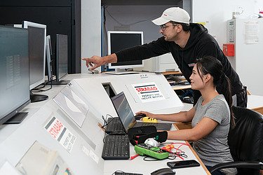 Strabag PFS Mitarbeitende in einem Büro mit mehreren Monitoren und Computern