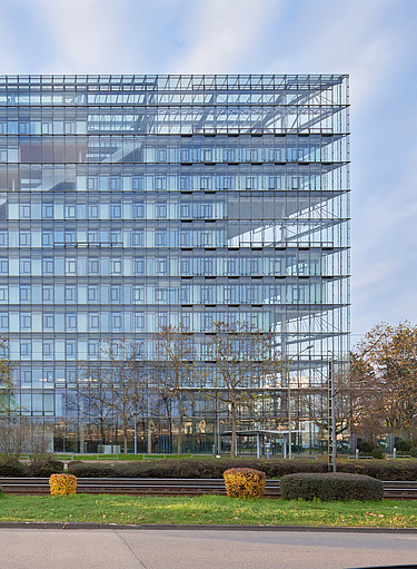 Foto von einem großen Gebäude komplett aus Glas