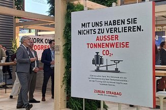 Bild vom Messestand der STRABAG mit Plakat 