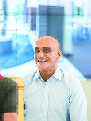 Obrázek recepční, která vítá jiného zaměstnance