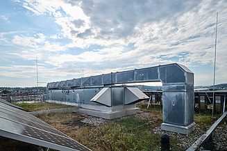 Obrázek muže provádějícího stavební práce a šroubujícího trubku kleštěmi