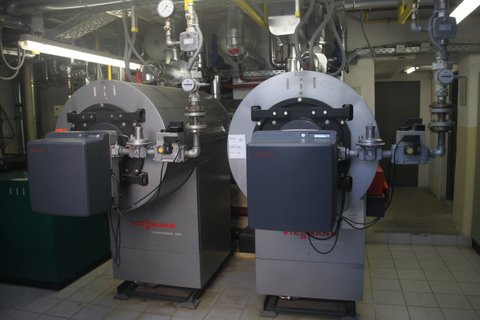 Bild über die Schulter von einem Mann, der auf die Analyse auf einem Tablet schaut