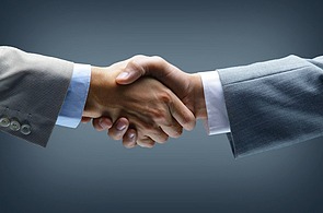 zwei Menschen schütteln sich die Hand