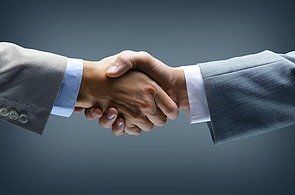 dva lidé si podají ruce