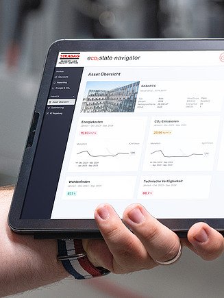 Eine Hand hält ein Tablet, auf dem eine Anwendung mit Skalen zu sehen ist