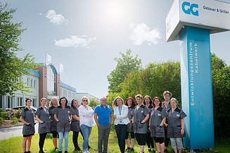 Foto von einem Reinigungsroboter in einem großem Raum mit Tischen