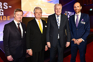 Netzwerken in Berlin: Martin Schenk, Vorsitzender der Geschäftsführung von STRABAG PFS und GEFMA- Vorstandsvorsitzender, ZIA-Präsident Dr. Andreas Mattner, Bundesbauminister Horst Seehofer und IVD-Präsident Jürgen Schick (v. l.).