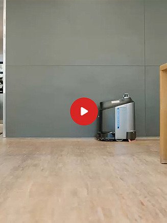 Vorschaubild eines Videos: ein Reinigungsroboter steht zwischen zwei Holzbänken, daneben ein Kücheneingang