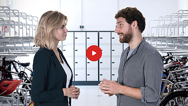 Miniatura videa na Yotube: žena a muž stojí ve sklepě pro kola a stojí proti sobě