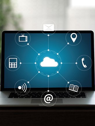 Ein Laptop auf einem Tisch zeigt ein Netzwerkdiagramm mit einer zentralen Cloud, die mit verschiedenen digitalen Symbolen verbunden ist.