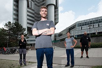 Service staff at STRABAG PFS Groups of service staff in front of a building managed by STRABAG PFS