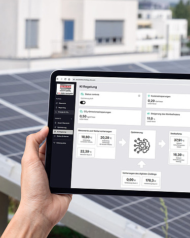 Digitales Gebäudemanagement Foto von einem Tablet vor Photovoltaik-Anlagen
