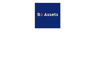 Logo von B2Assets in weißer Schrift mit oranger Zwei auf blauem Hintergrund
