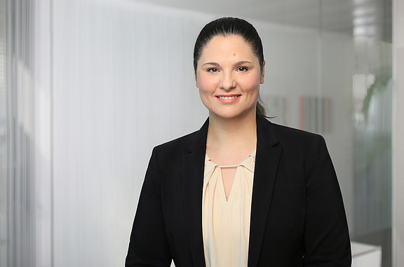 Mitarbeiterporträt einer Frau in Business Kleidung