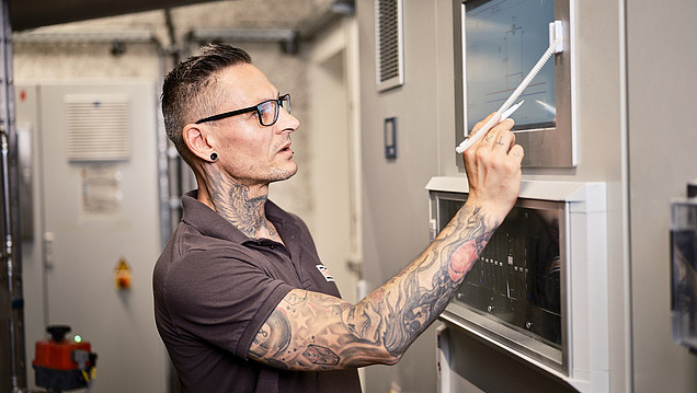 Foto von Mitarbeiter, der eine Inspektion durchführt