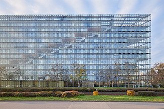 Photo of a large building made entirely of glass