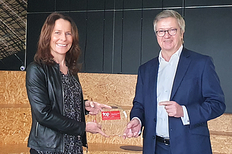 Dr. Marion Henschel, stellvertretende Vorsitzende, und Martin Schenk, Vorsitzender der Geschäftsführung von STRABAG PFS Dr. Marion Henschel, stellvertretende Vorsitzende, und Martin Schenk, Vorsitzender der Geschäftsführung von STRABAG PFS