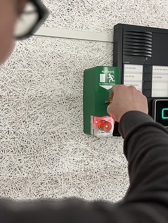 Foto von einer Person, die an einer Sicherheitsanlage arbeitet