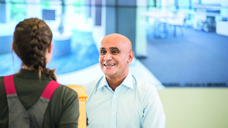 Obrázek recepční, která vítá jiného zaměstnance