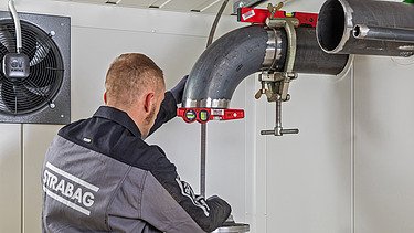 Rohrleitungsbau Bild von einem Mann, der an einem Rohr Arbeiten vornimmt