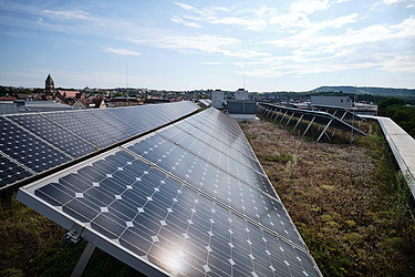 Solarmodule auf einem Dach sammeln Sonnenenergie in einer städtischen Umgebung