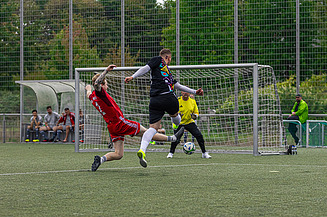 Spielszene auf dem Fußballfeld