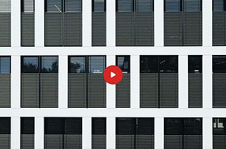 Vorschaubild eines Videos: Aussenjalousien an einem Bürogebäude befinden sich auf halber Höhe der Fenster
