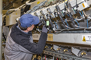 Mechaniker an einer Maschine