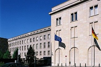 historisches Gebäude mit Deutschland Beflaggung 