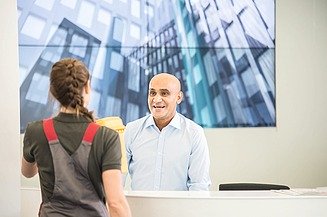 Empfangs- und Sicherheitsservice Bild vom Empfangs- und Sicherheitsservice in einem Büro mit zwei Mitarbeitenden