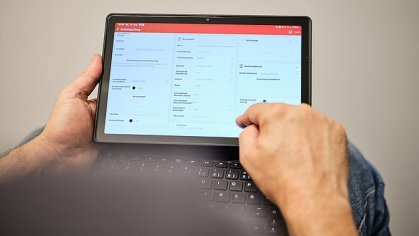 Foto von einem Tablet mit technischen Daten