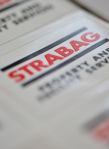 Obrázek od společnosti STRABAG PFS – samolepky naskládané na sobě