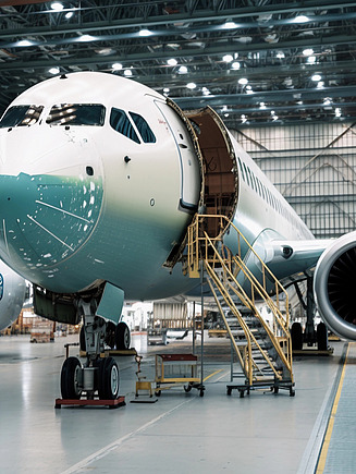 Bild von einem Flugzeug in einer Halle