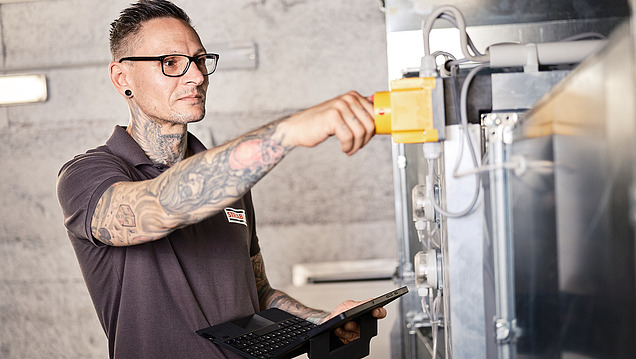 Fotografie zaměstnance při kontrole technického systému